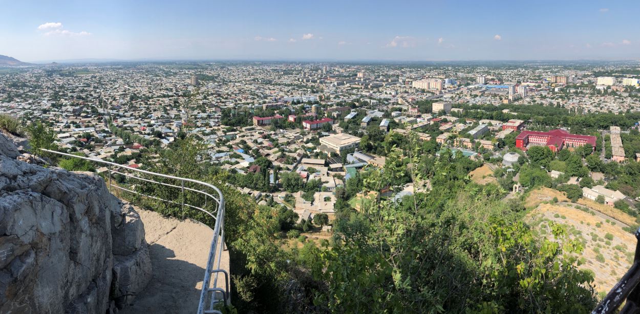 Osh, im Südwesten Kirgistans, ist die zweitgrößte Stadt des Landes und eine Durchgangsstation für alle Zentralasien-Reisenden   -   Osh is the second largest city in Kirgistan and transit place for all travelers in Central Asia