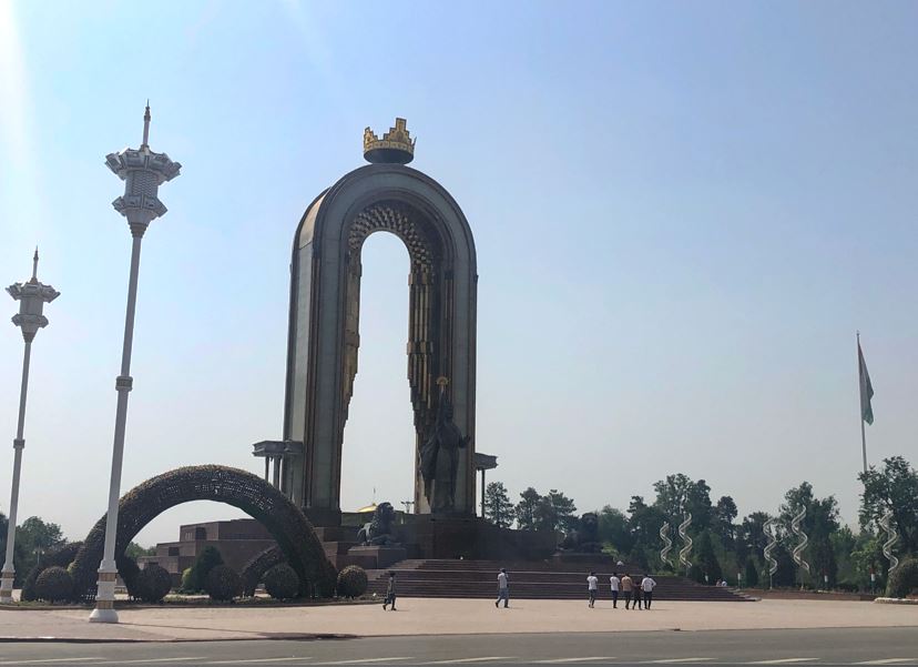Dieses Monument in Dushanbe, der Hauptstadt Tajikistans, erinnert an den Gründer namens Somoni   -   this monument at the center of Dushanbe, the capital of Tajikistan, reminds to the founder of this city, Somoni